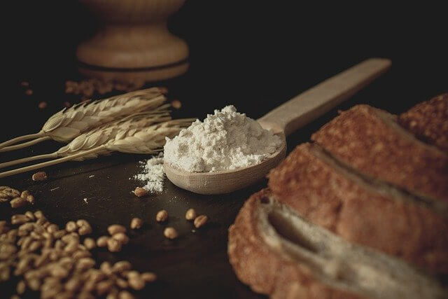 小麦とパンの写真