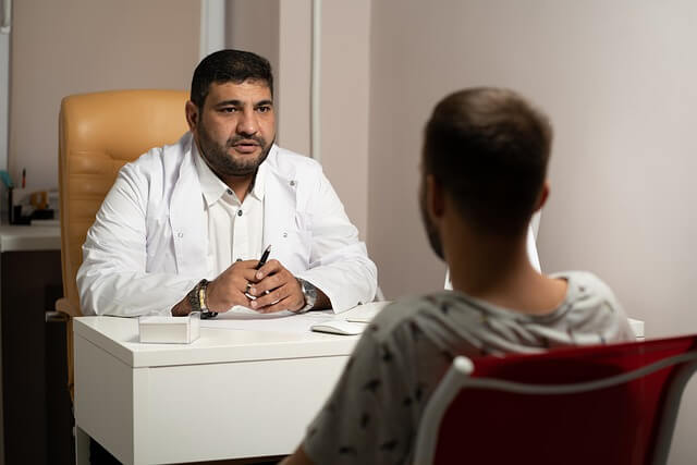 診察室で医師と患者が面談している写真