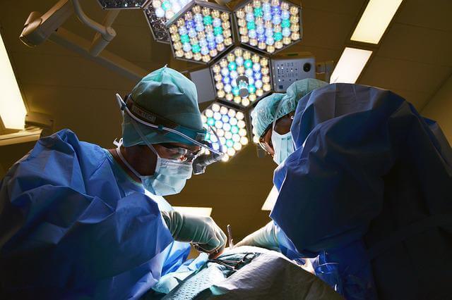 外科手術をする医者の写真