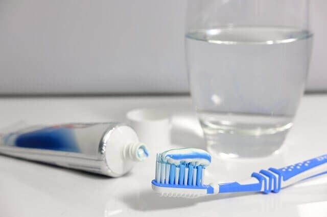 歯ブラシ・コップ・歯磨き粉の写真