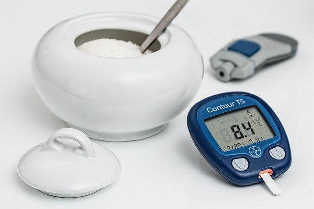 白砂糖を血糖測定器の写真