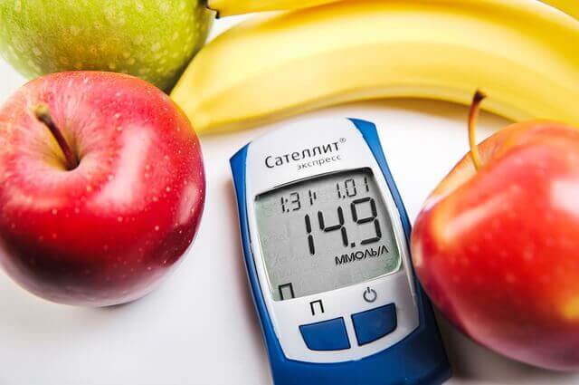 なし、赤リンゴ。バナナと血糖測定器の写真