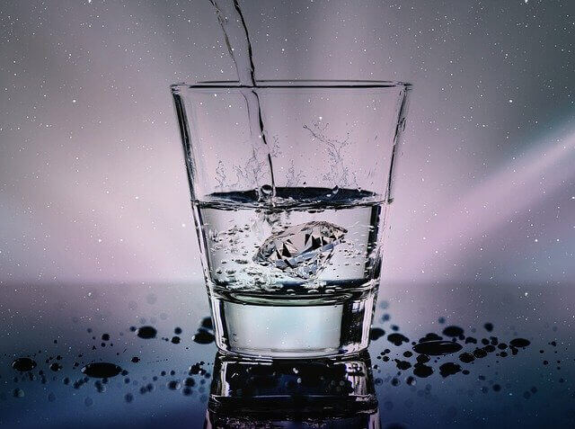グラスに水が注がれている写真