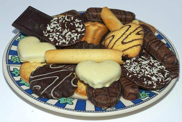大皿に載っているチョコクッキーなどの焼き菓子の写真