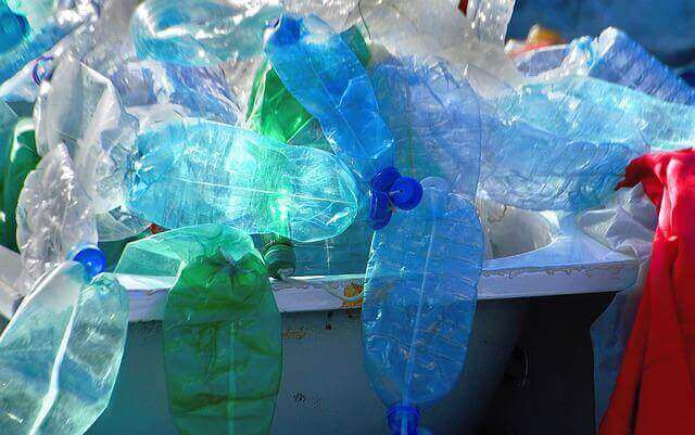 プラスチックのペットボトルのゴミの山の写真