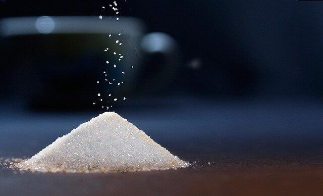 白砂糖が盛られている毒をイメージさせる写真