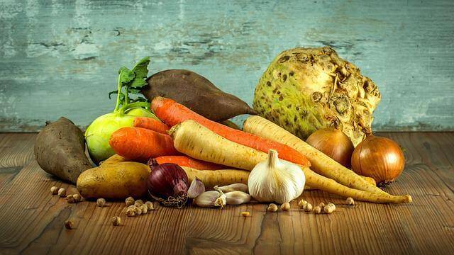 にんじん、大根、サツマイモ、ジャガイモ、玉ねぎなどの根野菜の写真