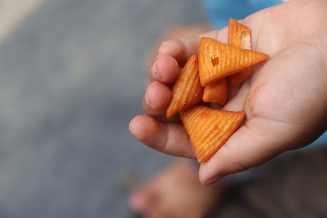 お菓子を乗せた子どもの手の写真